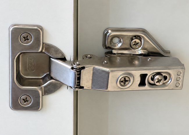 SS304 stainless steel soft-close hinge, the grade that resists rust in Kerala humid coastal air